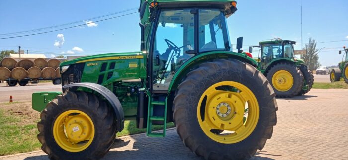 Tractor John Deere 6100E 4WD Cabinado 3 Puntos Power Reverser - Imagen 4